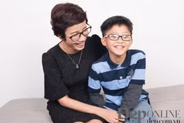 "Mẹ Còi" và "chú lính chì" Thiện Nhân. (Ảnh: Đẹp/Vietnam+)