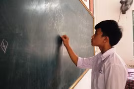 Học sinh sáng chế máy quét rác, máy phun thuốc sâu đa năng