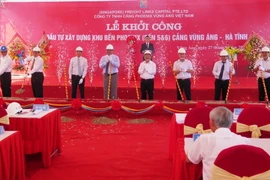Các đại biểu tham dự lễ động thổ khởi công dự án. (Ảnh: Phan Quân/TTXVN)