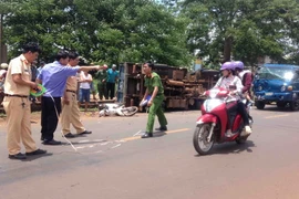 Công an huyện Krông Pắk có mặt ở hiện trường phân luồng giao thông, điều tra làm rõ nguyên nhân vụ tai nạn. (Ảnh: Phạm Cường/TTXVN)