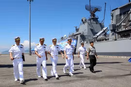 Sỹ quan và thủy thủ tàu Hải quân Hàn Quốc đến thăm hữu nghị thành phố Đà Nẵng. (Ảnh: Trần Lê Lâm/TTXVN)