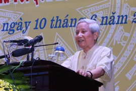 Nhà báo Hà Đăng, nguyên Tổng Biên tập Báo Nhân Dân, nguyên Trưởng Ban Tư tưởng-Văn hóa Trung ương trình bày tham luận. (Ảnh: Thanh Tuấn/TTXVN)