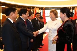 Chủ tịch Quốc hội Nguyễn Thị Kim Ngân giới thiệu với Chủ tịch Hội đồng Liên bang Nga Valentina Ivanovna Matvienko về Đoàn cấp cao Việt Nam. (Ảnh: Trọng Đức/TTXVN)