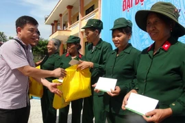 Đại diện Công đoàn TTXVN trao quà cho các gia đình chính sách và Đại đội nữ pháo binh Ngư Thủy. (Ảnh: Đức Thọ/TTXVN)