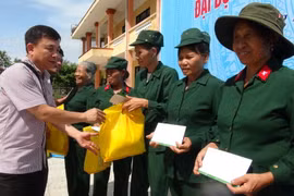 Đại diện Công đoàn TTXVN trao quà cho các gia đình chính sách và Đại đội nữ pháo binh Ngư Thủy. (Ảnh: Đức Thọ/TTXVN)