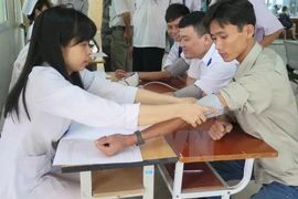 Đo huyết áp cho các lái xe vận tải ở Hải Dương. (Ảnh minh họa: Phương Sơn/TTXVN)