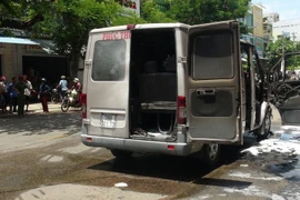 Chiếc xe khách bị cháy. (Ảnh: Xuân Triệu/TTXVN)