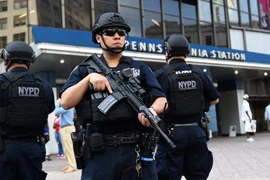 Cảnh sát New York gác bên ngoài nhà ga Penn ở New York. (Nguồn: AFP/TTXVN)