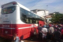 Hiện trường chiếc xe khách giường nằm đâm vào nhà dân chiều 26/3. (Ảnh: Nguyễn Dũng/TTXVN)