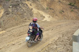 Điểm sạt lở gây khó khăn cho phương tiện giao thông, đe dọa công trình cầu cống ở huyện Tủa Chùa, Điện Biên. (Ảnh: Văn Dũng/TTXVN)