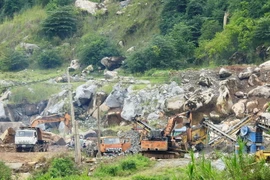 Hoạt động xay đá sau khi nổ mìn tại các mỏ đá xung quanh núi Bà Đen. (Ảnh: Thanh Tân/TTXVN)