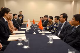 Bộ trưởng Bộ Văn hóa, Thể thao và Du lịch Nguyễn Ngọc Thiện làm việc với Thống đốc tỉnh Kanagawa Kuroiwa Yuji. (Ảnh: Thành Hữu/TTXVN)
