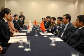 Bộ trưởng Bộ Văn hóa, Thể thao và Du lịch Nguyễn Ngọc Thiện làm việc với Thống đốc tỉnh Kanagawa Kuroiwa Yuji. (Ảnh: Thành Hữu/TTXVN)