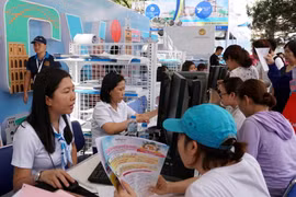 Khách tham khảo tour du lịch tại gian hàng của các công ty Lữ hành Du lịch Thành phố Hồ Chí Minh. (Ảnh: Phương Vy/TTXVN)