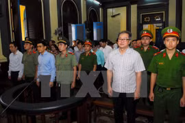 Các bị cáo trong vụ thất thoát 9.000 tỷ đồng ở Ngân hàng Xây dựng đứng trước vành móng ngựa. (Ảnh: Mạnh Linh/TTXVN) 