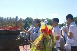 Dâng hương, dâng hoa tại Khu di tích lịch sử đặc biệt Thành cổ Quảng Trị. (Ảnh minh họa: Thanh Thủy/TTXVN)