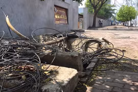 Bể cáp viễn thông mất nắp gây mất mỹ quan đô thị trên đường Phạm Hùng, đoạn trước nhà máy nước Mai Dịch. (Ảnh: Nguyễn Thắng/TTXVN)