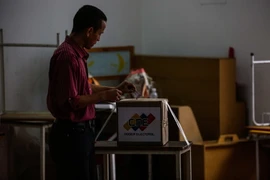 Cử tri Venezuela bỏ phiếu tại điểm bầu cử ở Caracas ngày 30/7. (Nguồn: AFP/TTXVN)