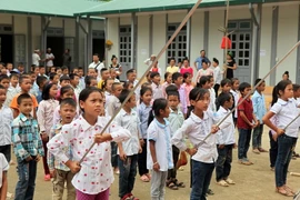Học sinh trường tiểu học Nặm Păm tập dượt chuẩn bị cho lễ khai giảng. (Ảnh: Hữu Quyết/TTXVN)