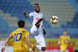 Samson ghi bàn phút bù giờ hạ gục SLNA, Hà Nội lên đầu bảng