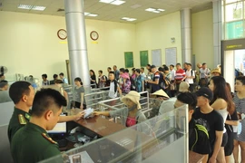 Làm thủ tục thông quan tại Cửa khẩu Móng Cái. (Ảnh: Minh Đức/TTXVN)