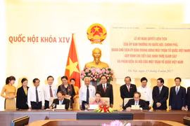 Chủ tịch Quốc hội Nguyễn Thị Kim Ngân, Thủ tướng Nguyễn Xuân Phúc và Chủ tịch Ủy ban Trung ương Mặt trận Tổ quốc Việt Nam Nguyễn Thiện Nhân thực hiện Lễ ký. (Ảnh: Trọng Đức/TTXVN)