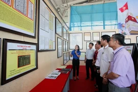 Khách tham quan một triển lãm bản đồ, trưng bày tư liệu về Trường Sa, Hoàng Sa. (Nguồn: TTXVN)