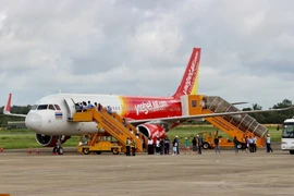  Những hành khách đầu tiên lên máy bay đến Bangkok tại Cảng hàng không Quốc tế Cần Thơ. (Ảnh: Thanh Sang/TTXVN)