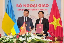 Phó Thủ tướng, Bộ trưởng Ngoại giao Phạm Bình Minh và Bộ trưởng Ngoại giao Ukraine Pavlo Klimkin ký Kế hoạch tham vấn giữa Bộ Ngoại giao hai nước, giai đoạn 2018-2019. (Ảnh: Nguyễn Khang/TTXVN)