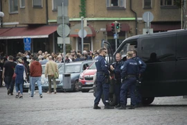 Cảnh sát Phần Lan tuần tra tại Turku ngày 19/8, một ngày sau vụ tấn công. (Nguồn: EPA/TTXVN)