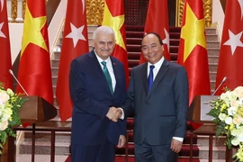 Thủ tướng Nguyễn Xuân Phúc và Thủ tướng Thổ Nhĩ Kỳ Binali Yildirim chủ trì buổi họp báo. (Ảnh: Thống Nhất/TTXVN)