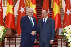 Thủ tướng Nguyễn Xuân Phúc và Thủ tướng Thổ Nhĩ Kỳ Binali Yildirim chủ trì buổi họp báo. (Ảnh: Thống Nhất/TTXVN)