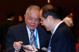 Các đại biểu đại diện các nền kinh tế APEC thảo luận bên lề hội nghị. (Ảnh: Văn Điệp/TTXVN)