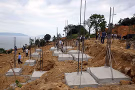 Các phần móng biệt thự xây dựng trái phép khi chưa được cấp giấy phép tại dự án Khu du lịch Sinh thái Biển Tiên Sa trên bán đảo Sơn Trà. (Ảnh: Trần Lê Lâm/TTXVN)