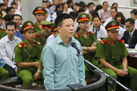 Bị cáo Hà Văn Thắm, nguyên Chủ tịch Hội đồng quản trị Ngân hàng Thương mại cổ phần Đại Dương đứng trước vành móng ngựa. (Ảnh: Doãn Tấn/TTXVN)