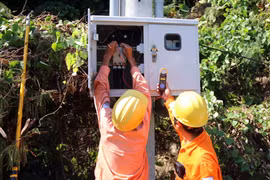 Kiểm tra thông số kỹ thuật điện áp trên đảo Lại Sơn, Kiên Giang. (Ảnh: Lê Huy Hải/TTXVN)