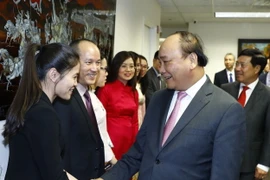 Thủ tướng Nguyễn Xuân Phúc đến thăm và nói chuyện với cán bộ, nhân viên Phái đoàn Đại diện thường trực Việt Nam tại Liên hợp quốc. (Ảnh: Thống Nhất/TTXVN)