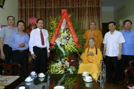 Ủy ban Trung ương MTTQ Việt Nam chúc mừng Đại lễ Phật đản 2017 tại tỉnh Bắc Ninh. (Ảnh: Nguyễn Dân/TTXVN)