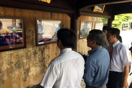 Công chúng và khách du lịch xem triển lãm. (Ảnh: Quốc Việt/Vietnam+)