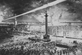 Rạng sáng 7/11/1917, quân khởi nghĩa tấn công vào Cung điện Mùa Đông ở Petrograd (nay là Saint Petersburg), mở đầu cuộc Cách mạng tháng Mười Nga vĩ đại. (Ảnh: Tư liệu TTXVN)