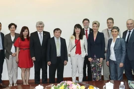 Chủ tịch Thượng viện Thụy Sĩ Ivo Bischofberger chụp ảnh lưu niệm với các đại biểu. (Ảnh: Doãn Tấn/TTXVN)