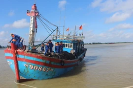 Tàu cá gặp nạn được đưa về cảng cá Lạch Hới. (Ảnh: Hoa Mai/Vietnam+)