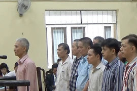 Các bị cáo trong phiên xét xử sơ thẩm. (Ảnh: Huỳnh Thế Anh/TTXVN)