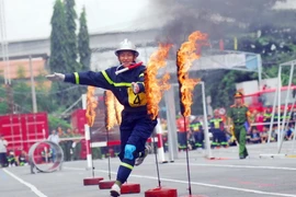 Phần thi chạy 4x100m vượt chướng ngại vật cứu nạn, cứu hộ tại Hội thi thể thao nghiệp vụ cứu nạn, cứu hộ lần thứ I năm 2017. (Ảnh: Mạnh Linh/TTXVN)