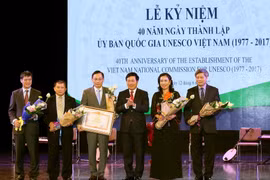 Phó Thủ tướng Phạm Bình Minh trao Bằng khen của Thủ tướng Chính phủ cho Uỷ ban Quốc gia UNESCO Việt Nam. (Ảnh: Nguyễn Dân/TTXVN)