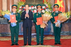 Chủ tịch nước Trần Đại Quang trao Quyết định thăng quân hàm cho ba sỹ quan cao cấp. (Ảnh: Nhan Sáng/TTXVN)