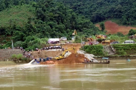 Hiện trường vụ sập cầu. (Ảnh: Quang Đán/TTXVN)