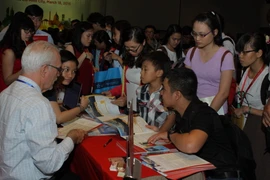 Phụ huynh và học sinh tìm hiểu thông tin các trường đại học, cao đẳng Hoa Kỳ. (Ảnh: Phương Vy/TTXVN)