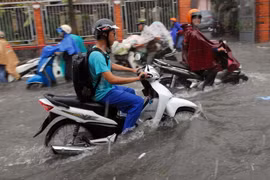 Ngập đường Phan Huy Ích (thuộc quận Tân Bình và Gò Vấp) sau một đợt mưa kéo dài. (Ảnh: Mạnh Linh/TTXVN)