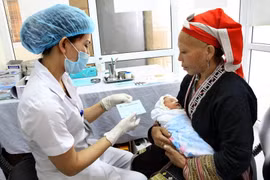 Khám sàng lọc và tư vấn tiêm chủng cho trẻ so sinh. (Nguồn: TTXVN)